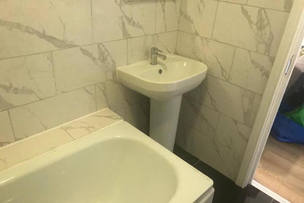 The Dartford Five Bedrooms Attractive House エクステリア 写真