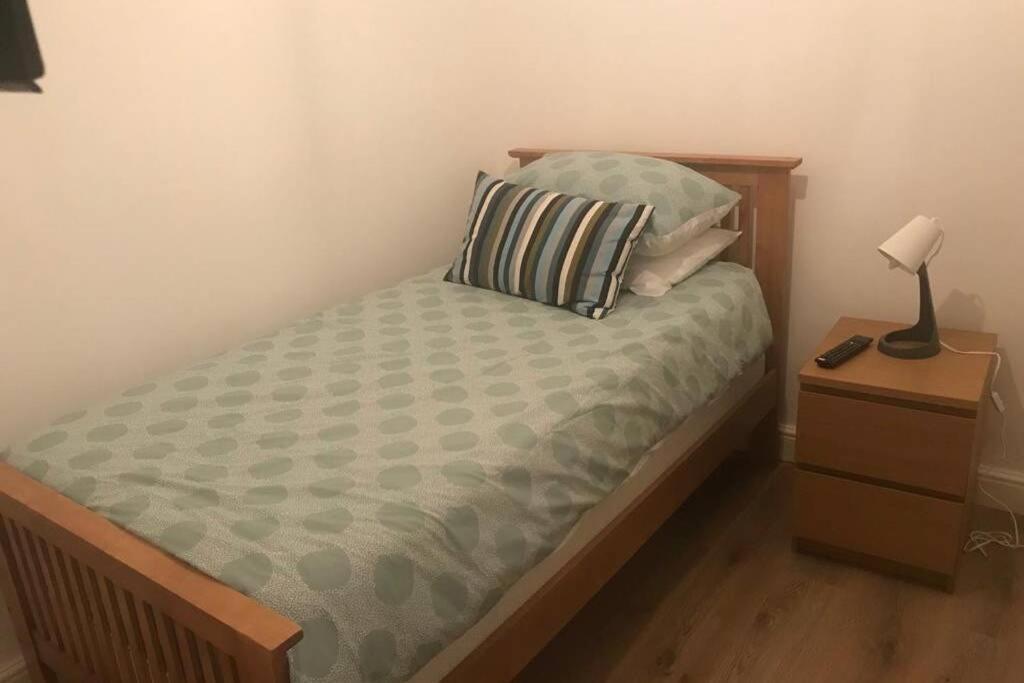 The Dartford Five Bedrooms Attractive House エクステリア 写真